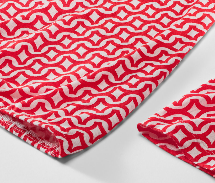 Detailansicht eines bedruckten Blusenshirts in Rot.