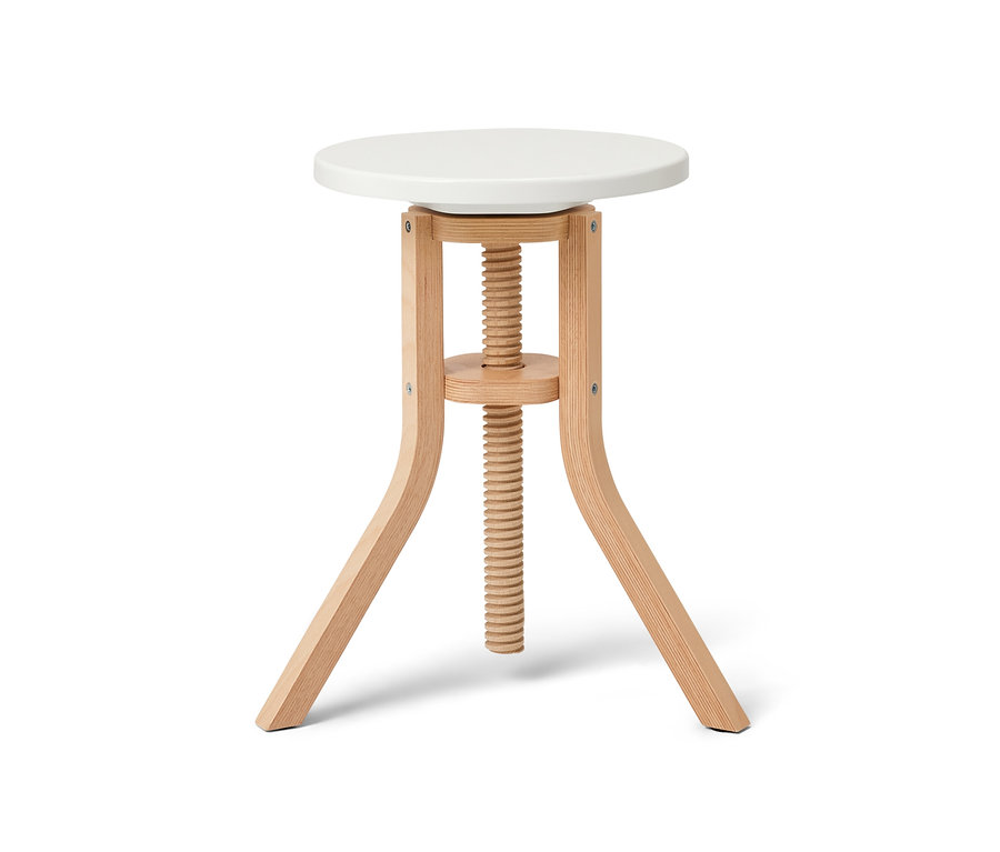 Ein Spindelhocker mit weißem Sitz und Holzgestell vor weißem Hintergrund.