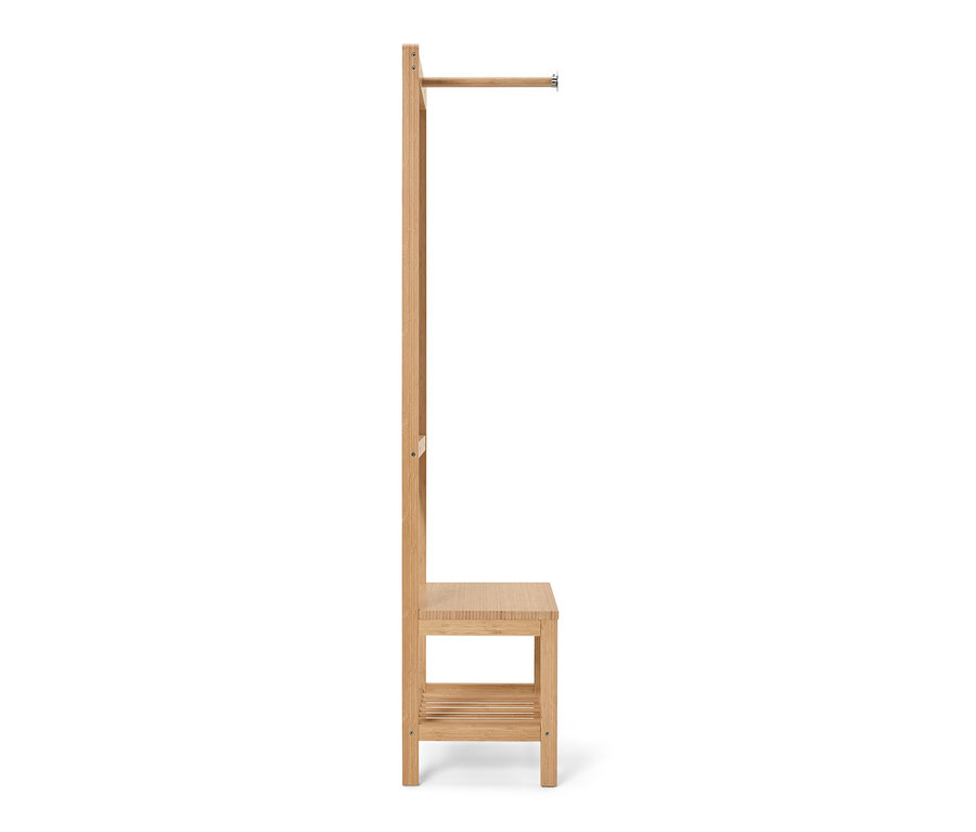 Garderobe mit Spiegel und Ablage.