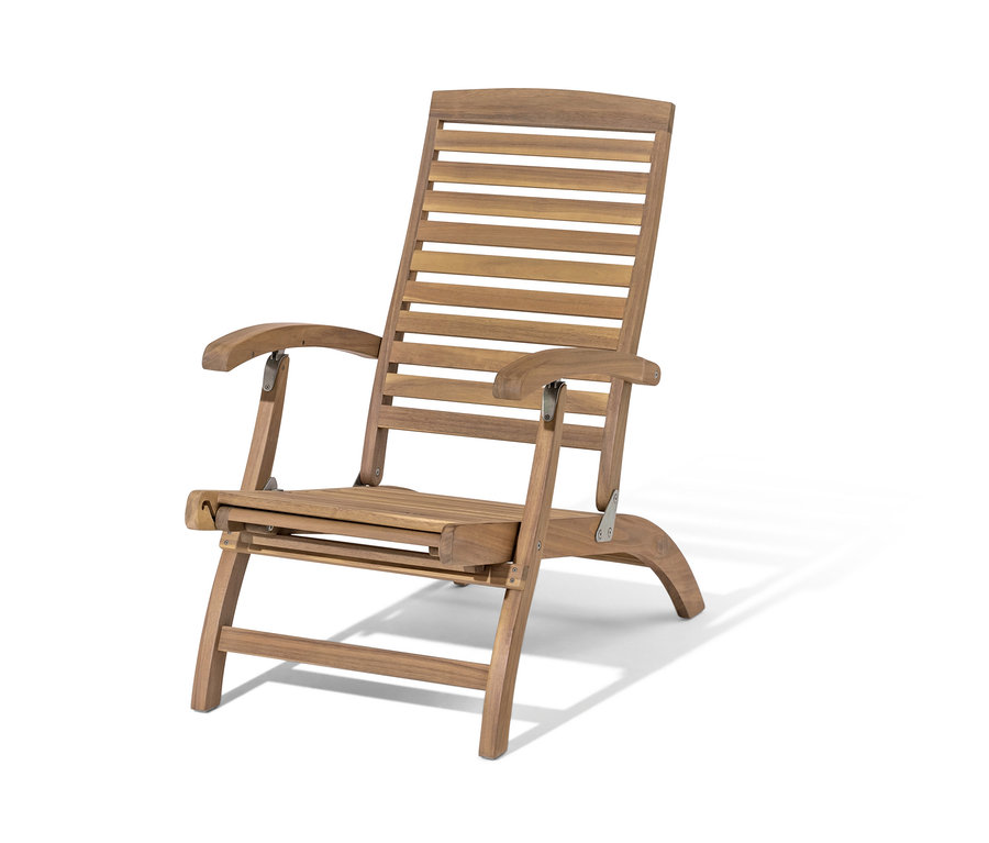 Ein Deckchair mit ausziehbarer Fußlehne auf weißem Hintergrund.