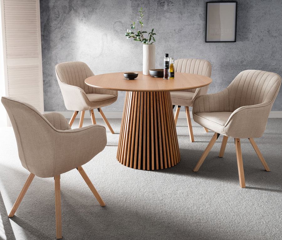 Esstisch »Oria« aus Natur Oak, rund, 120 cm und beiger Diningsessel »Matera«.