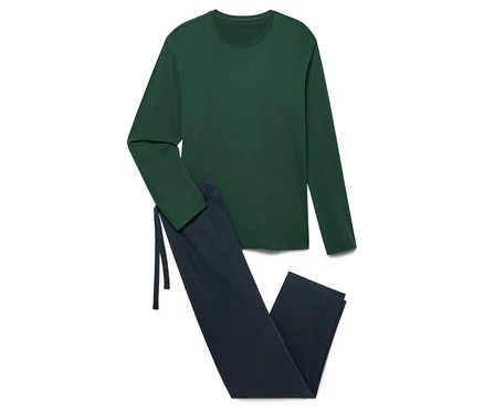 Ein grünes Langarmshirt und eine dunkelblaue Hose liegen auf einem weißen Hintergrund.