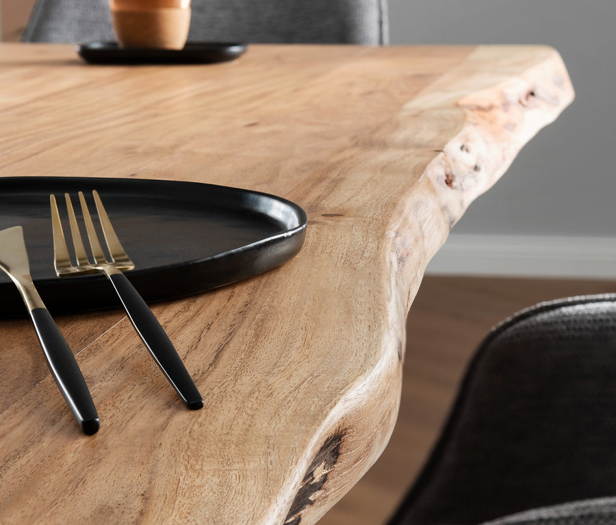 Detail des Esstisches deVries »Catania« mit U-Form-Gestell, ca. 200 x 100 cm, mit Gedeck und Getränk.