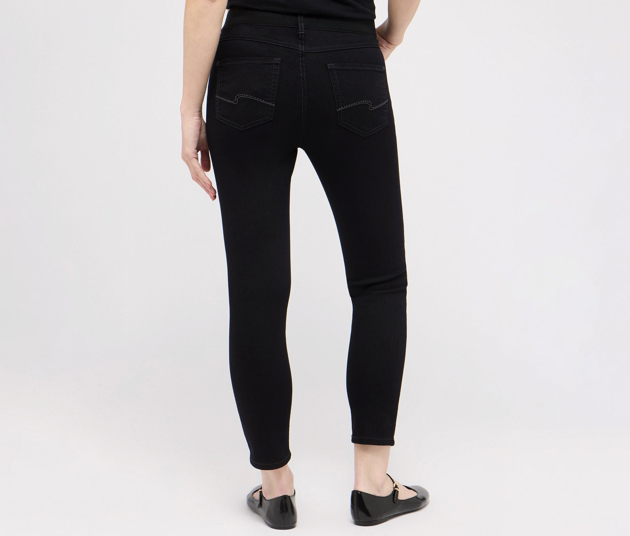 Rückansicht einer Frau in schwarzen Angels Jeans »Ornella sporty« und schwarzen Schuhen.