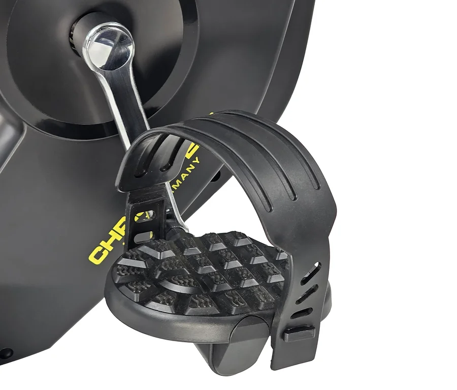 Detailaufnahme eines Heimtrainer-Pedals mit schwarzem Gummiband.