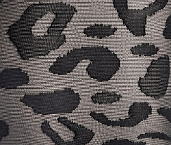 Detailaufnahme einer gemusterten Feinstrumpfhose.