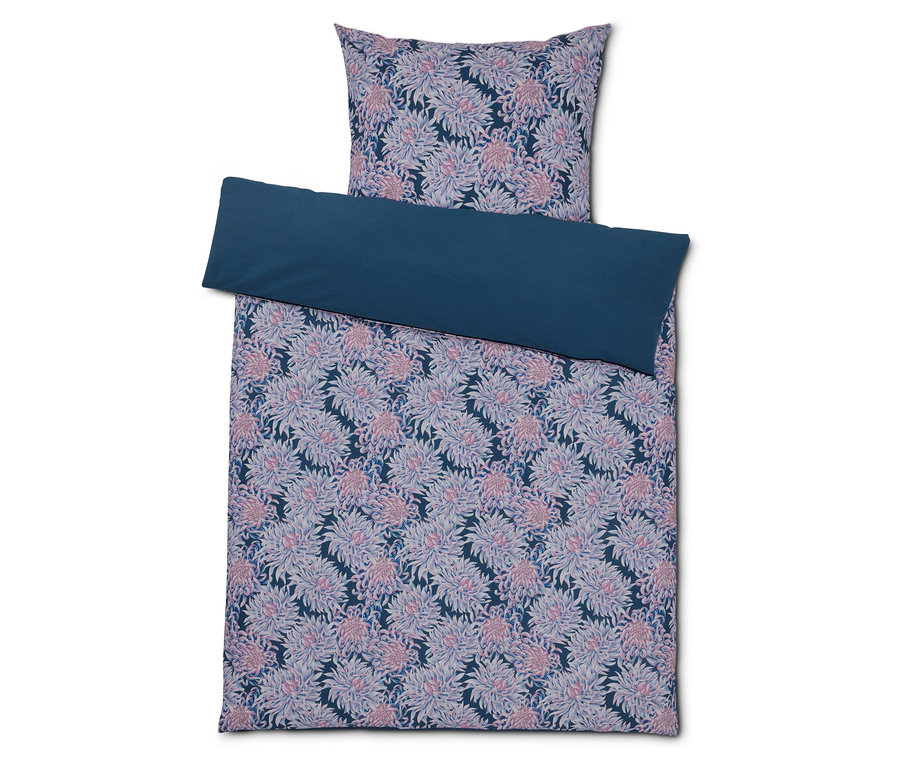 Bettwäsche mit Blumenmuster und dunkelblauem Rand.