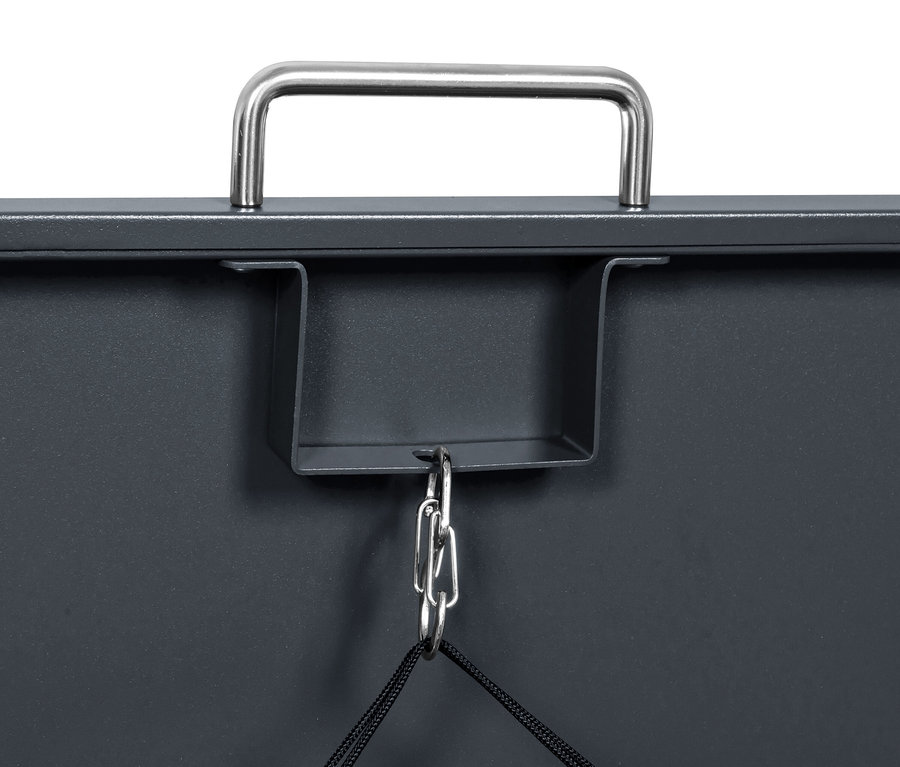 Detailansicht eines grauen Metallbehälters mit Griff und Kette.