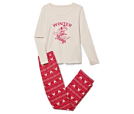 Beiger Pyjama mit rotem Mickey Mouse Druck auf Skiern und roten Hosen mit Mickey Mouse Muster.
