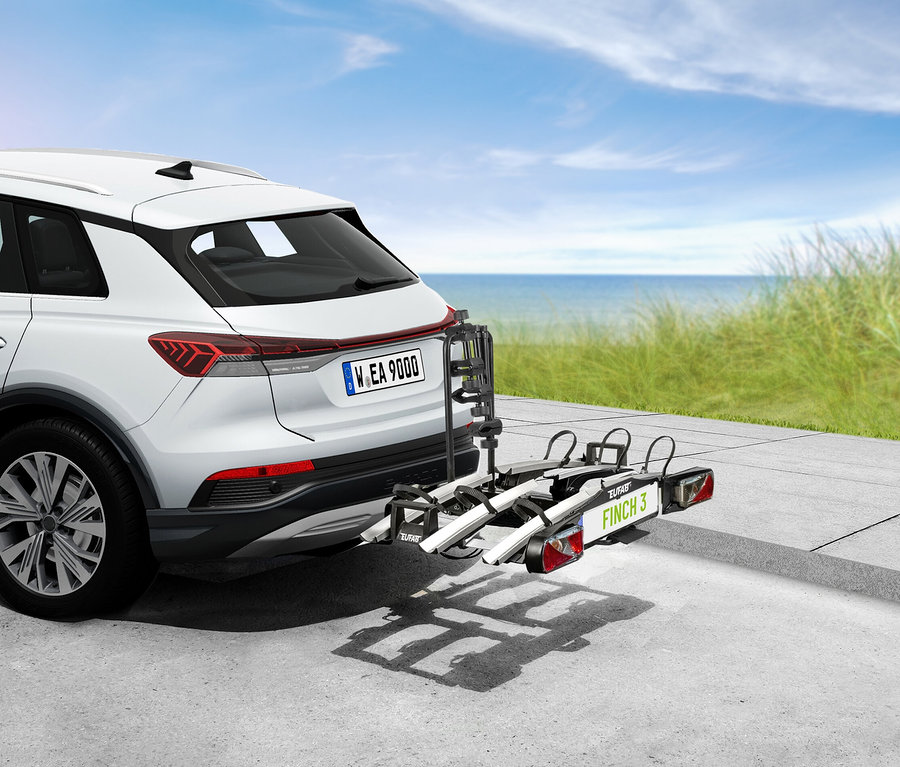 Weißes Auto mit EAL Fahrradträger »FINCH« für 3 Fahrräder.