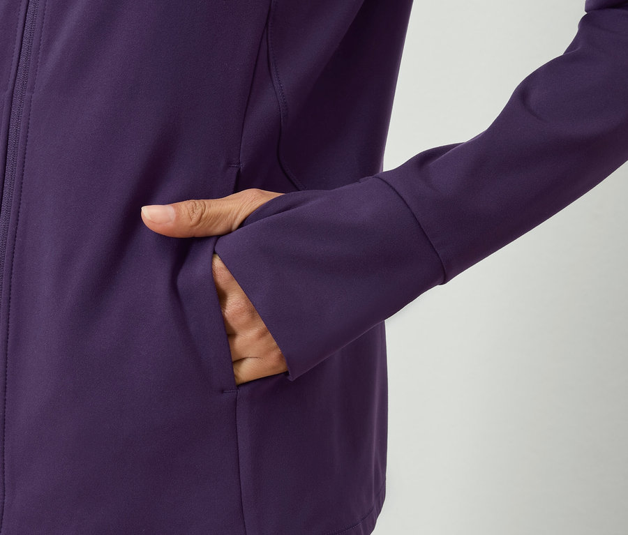 Hand in der Tasche einer violetten Jacke.