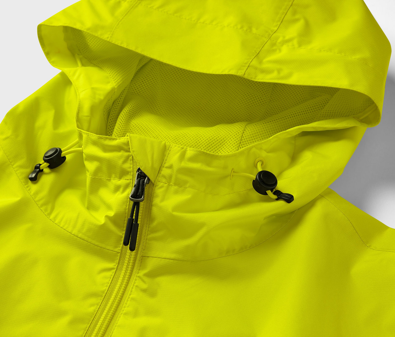 Detailansicht einer gelben Regenjacke mit Reißverschluss und Kapuze.