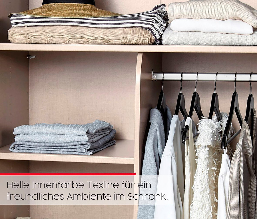 Ordentlich gefaltete Kleidung in einem Kleiderschrankregal, darunter ein Hut, Pullover und Blusen auf Kleiderbügeln.