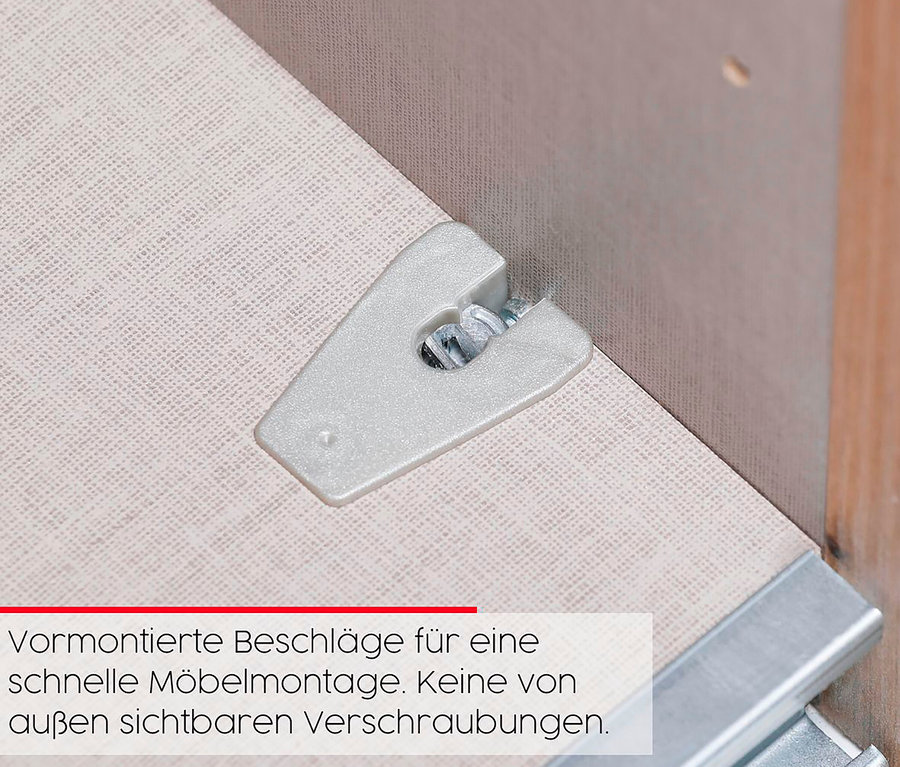 Detail einer Möbelecke mit montiertem Metallbeschlag.