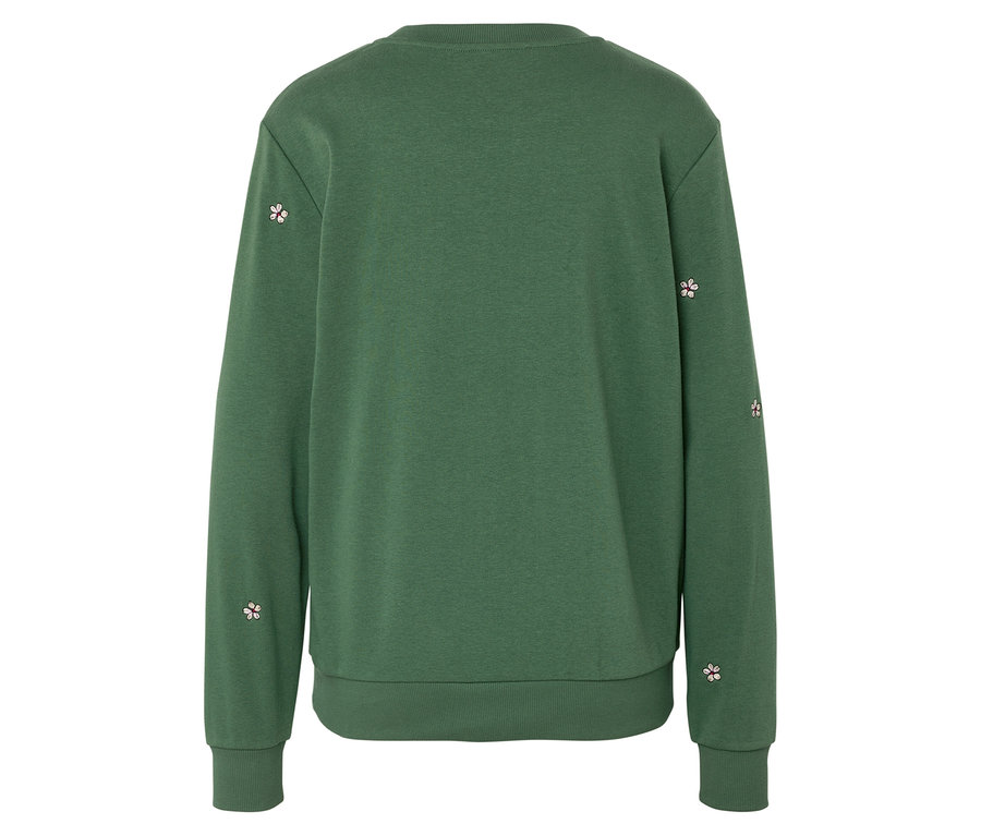 Rückansicht eines grünen Langarmshirts mit kleinen rosa Blumenstickereien an Ärmeln und Saum.