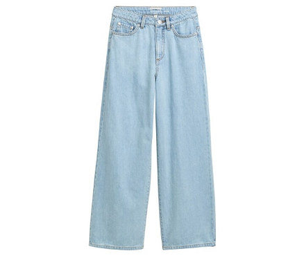 Helle blaue, weit geschnittene Jeans.