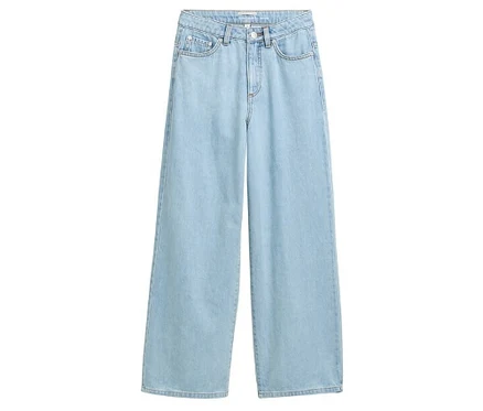 Helle blaue, weit geschnittene Jeans.