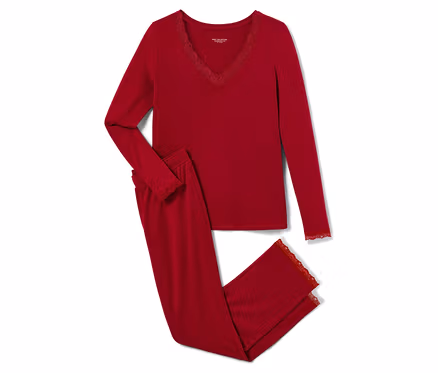 Rotes Pyjama-Set mit Spitzenbesatz, bestehend aus einem langärmeligen Oberteil und einer Hose, liegend auf einem weißen Hintergrund.