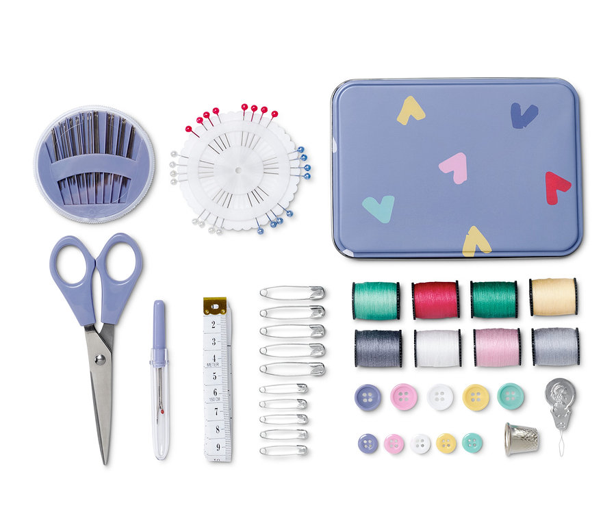 Näh-Set in Metallbox mit Schere, Nadeleinfädler, Stecknadeln, Nadeln, Maßband, Sicherheitsnadeln, Knöpfen, Garnspulen und Fingerhut.