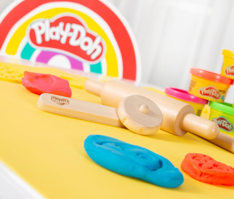 roba x Play-Doh Knet-Spielset mit Teigrolle und Ausstechern auf gelbem Untergrund.