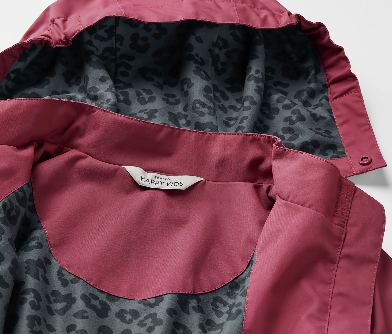 Detailansicht eines Kinder-Regenparkas mit Kapuze und Leopardenmuster innen.