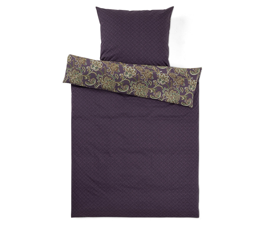 Lila Bettwäsche mit Blumenmuster und Kissen oben.
