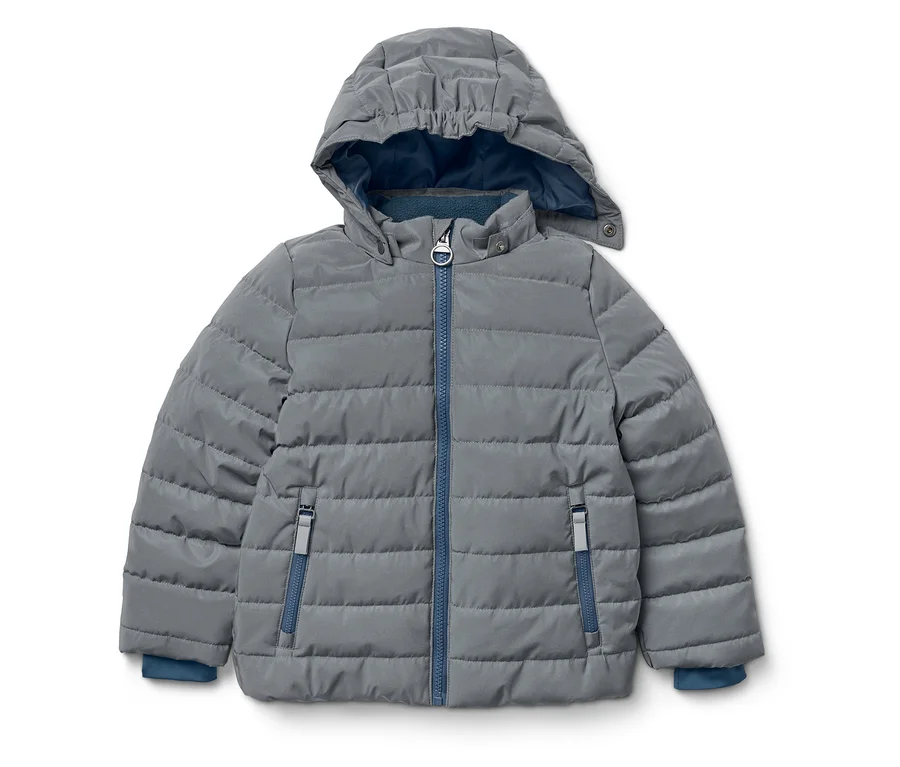Graue Steppjacke mit Kapuze und blauem Reißverschluss liegt auf weißem Hintergrund.
