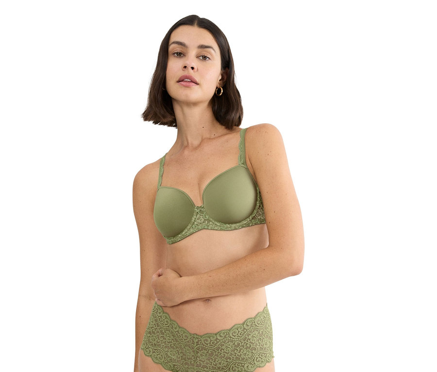 Frau trägt einen olivgrünen BH mit Spitzenbesatz und passende Unterwäsche.
