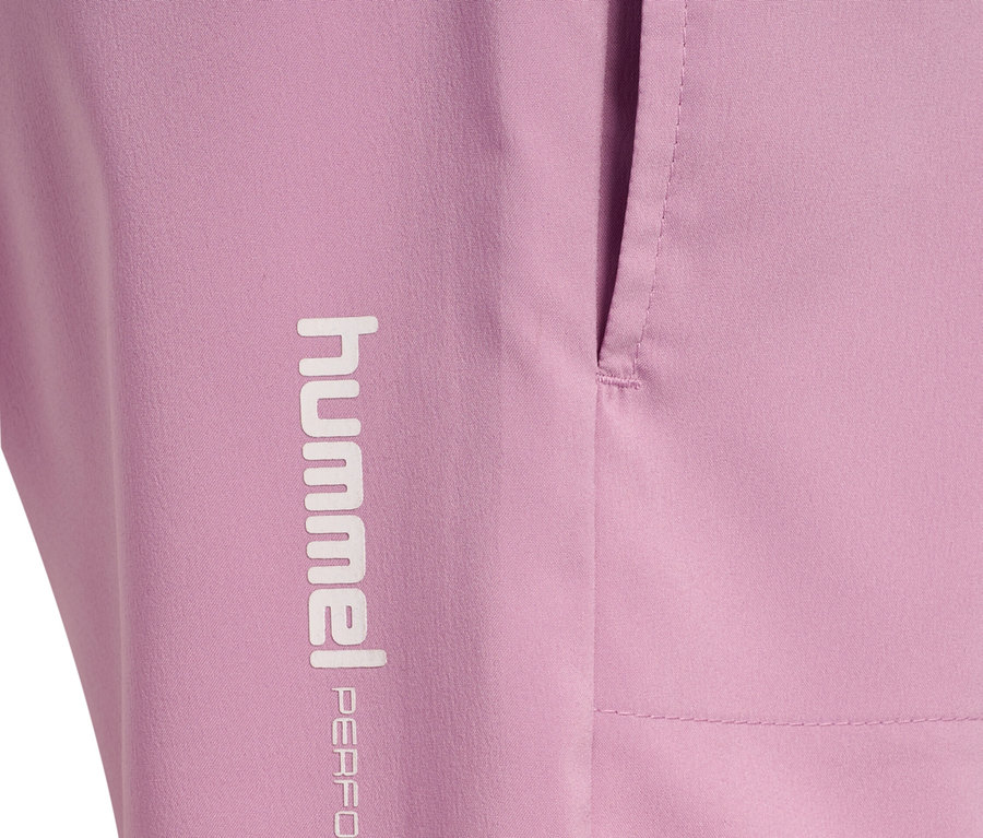 Nahaufnahme einer kurzen, rosafarbenen Hummel-Performance-Hose mit weißem Logo und Tasche.