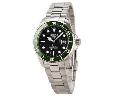 Nahaufnahme einer silbernen Armbanduhr mit grünem Rand und schwarzem Zifferblatt.
