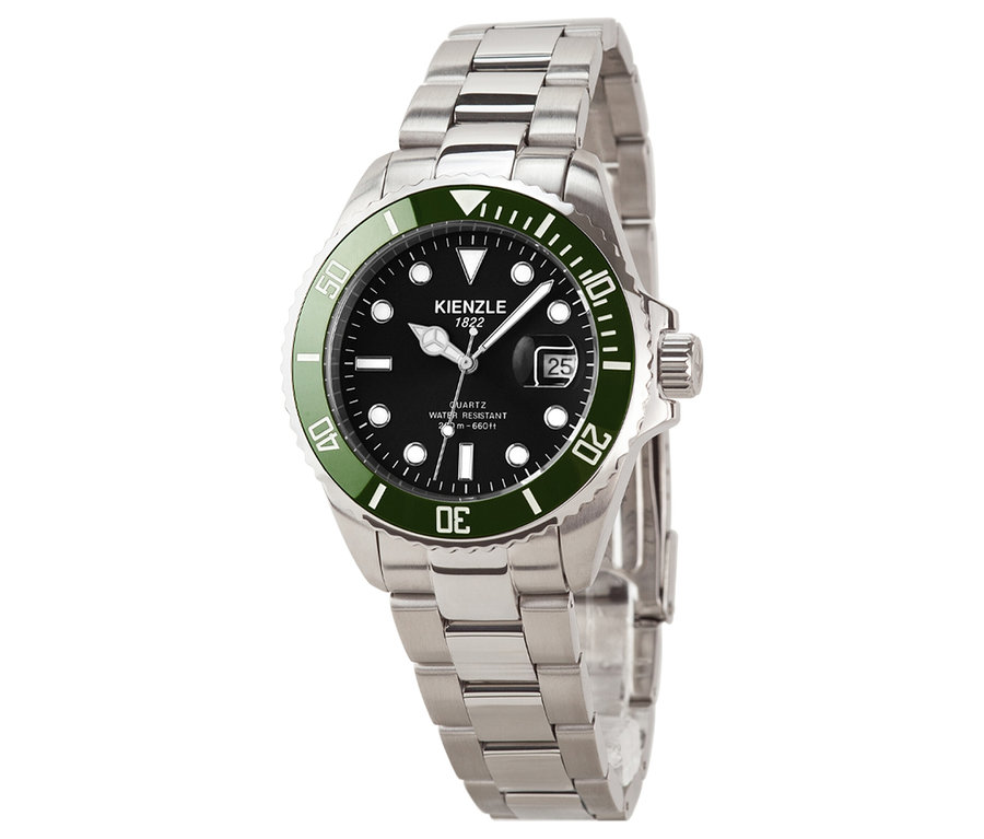 Nahaufnahme einer silbernen Armbanduhr mit grünem Rand und schwarzem Zifferblatt.