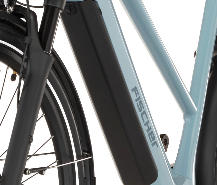 Nahaufnahme des FISCHER Trekking-E-Bike VIATOR MOVE mit Trapez-Rahmen, mit Fokus auf Rahmen, Reifen und Batterie.