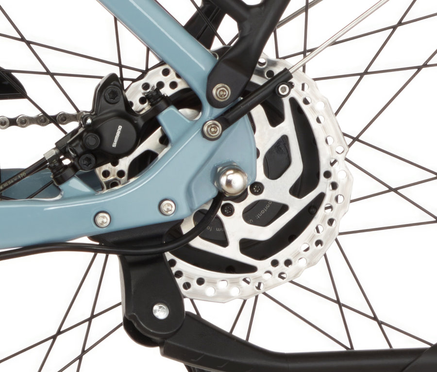Nahaufnahme vom Hinterrad eines FISCHER Trekking-E-Bike VIATOR MOVE mit Trapez-Rahmen, mit Scheibenbremse und Ständer.