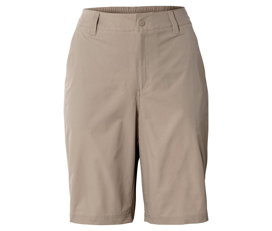 Beige Shorts vor neutralem Hintergrund.