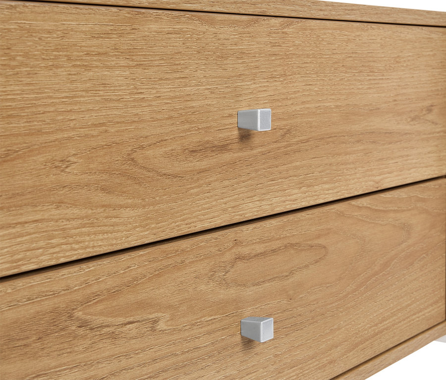 Nahaufnahme eines Holzschranks mit zwei Schubladen und silbernen Griffen.