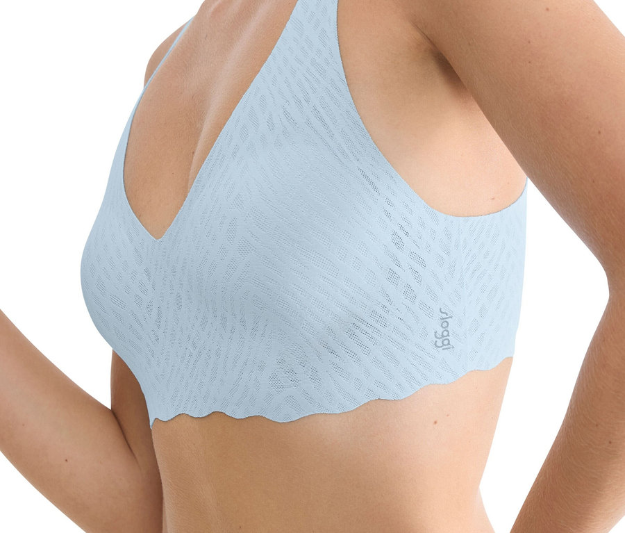 Frau trägt einen hellblauen Triangel-BH mit Wellenkante.