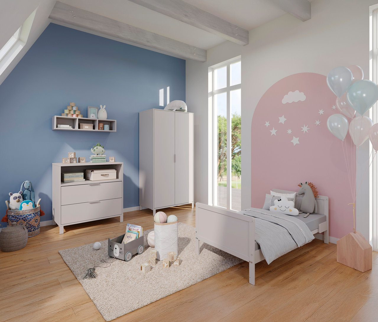 Kinderzimmer mit grauem Bett, Kommode, Schrank und Spielzeug vor blau-rosa Wand.
