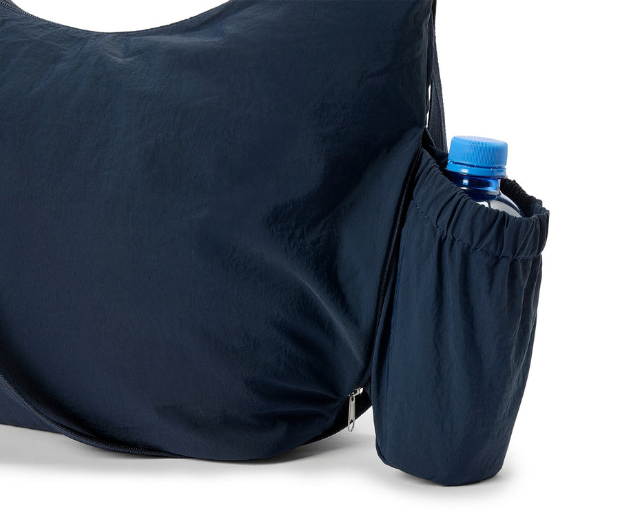 Detailaufnahme einer dunkelblauen Tragetasche mit einer Wasserflasche in der Seitentasche.