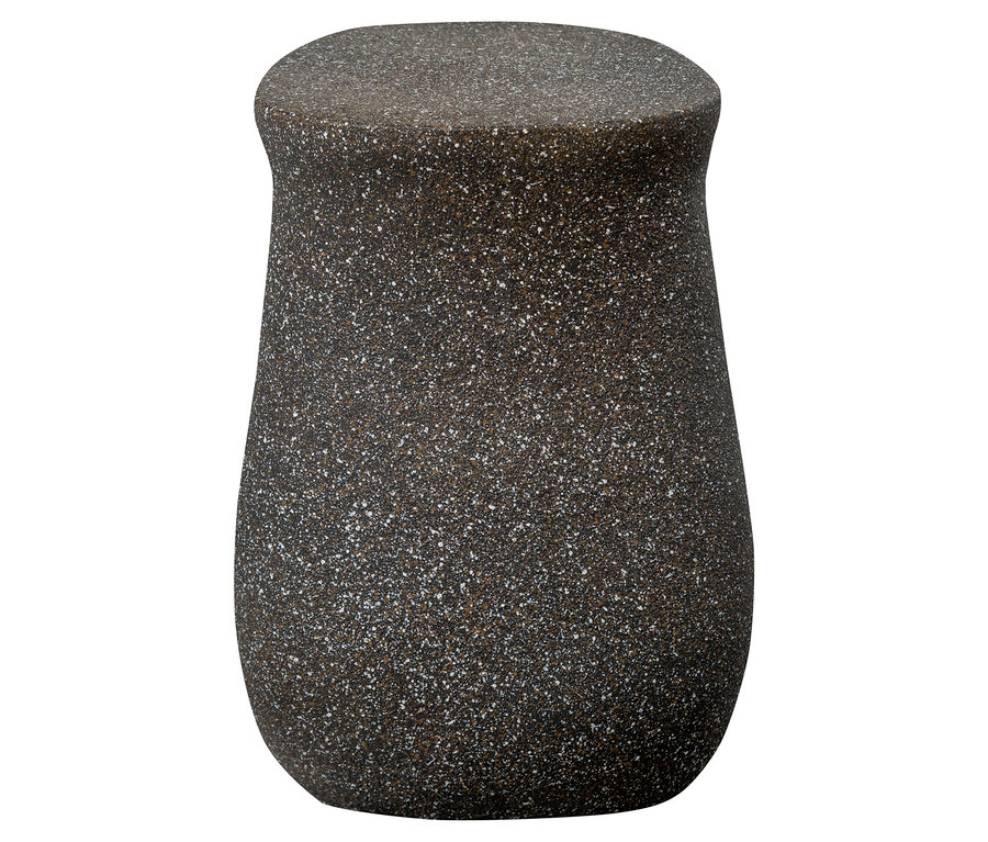 Ein brauner, gesprenkelter Hocker steht auf einem weißen Hintergrund.