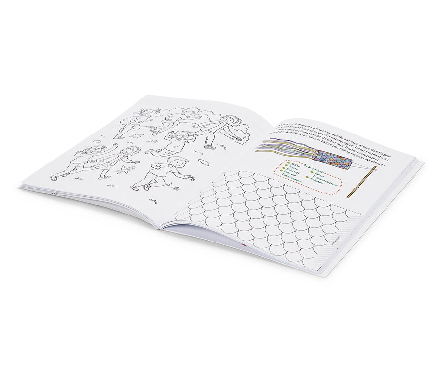 Offenes Malbuch mit Illustrationen von Kindern und Fischen auf einer Seite und Fischschuppenmuster auf der anderen Seite.