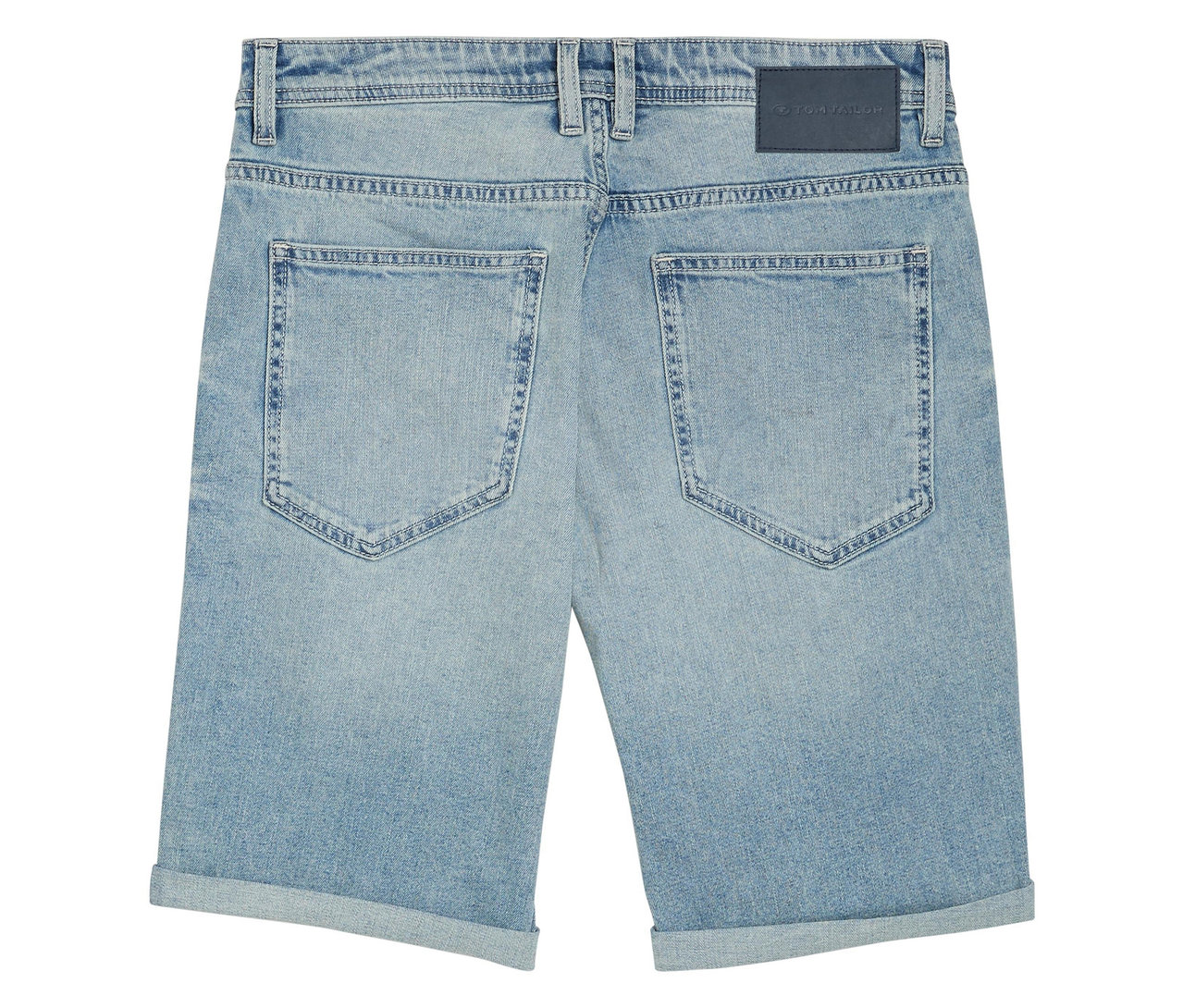 Rückansicht einer hellblauen Jeansshorts mit hochgekrempelten Säumen und zwei Gesäßtaschen.