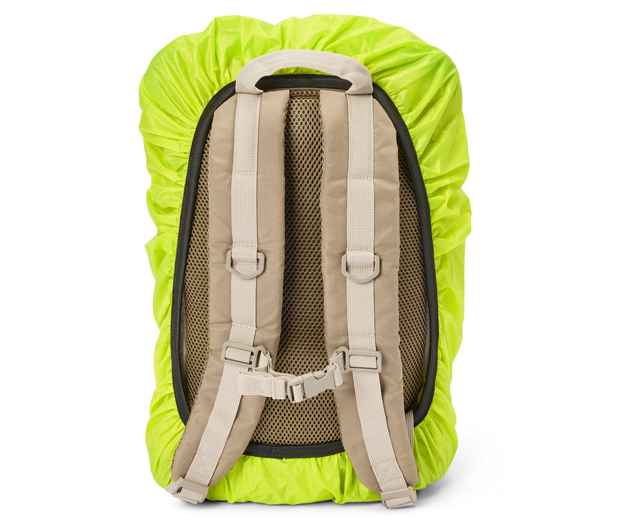 Rückansicht eines Rucksacks mit hellgrüner Regenhülle, beigen Trägern und schwarzem Netzrücken.