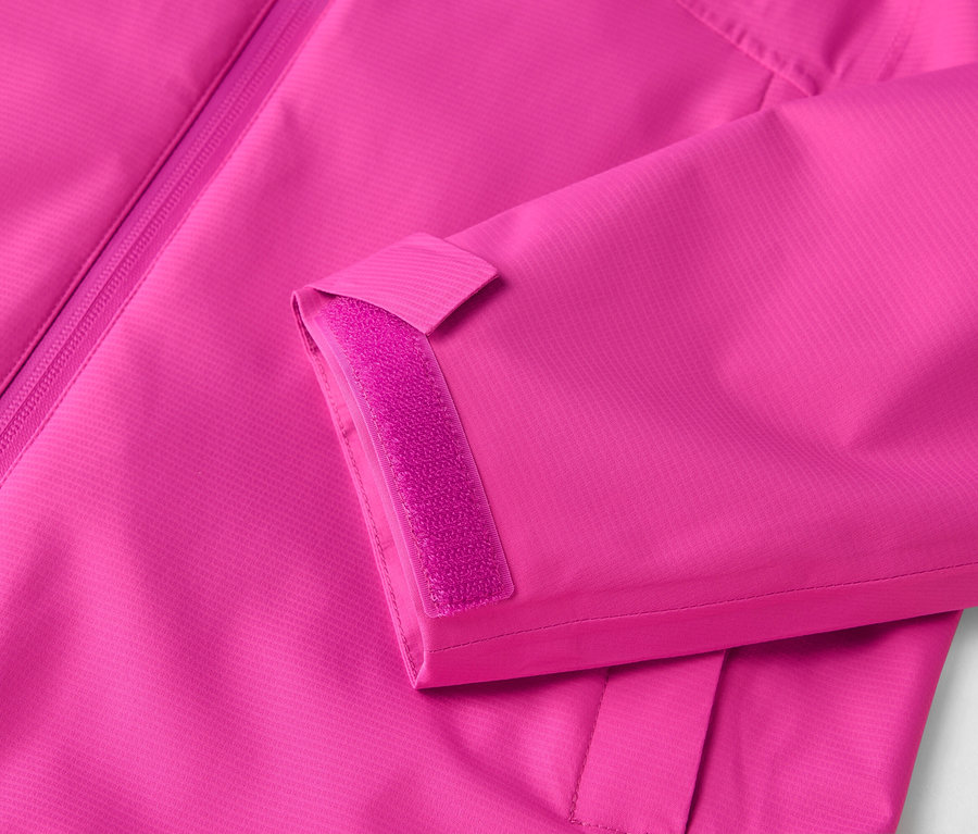 Nahaufnahme einer pinkfarbenen Jacke mit Reißverschluss und Klettverschluss am Ärmel.