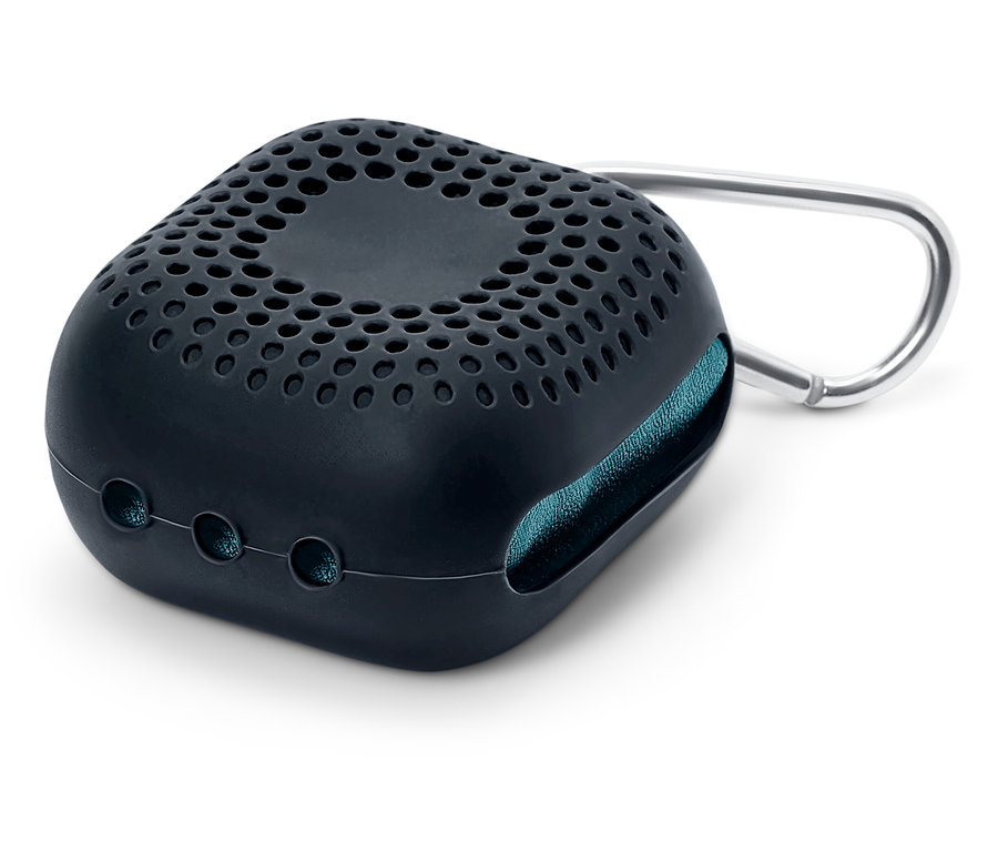 Dunkelblaue, perforierte Hülle mit blauem Stoff und silbernem Karabiner.