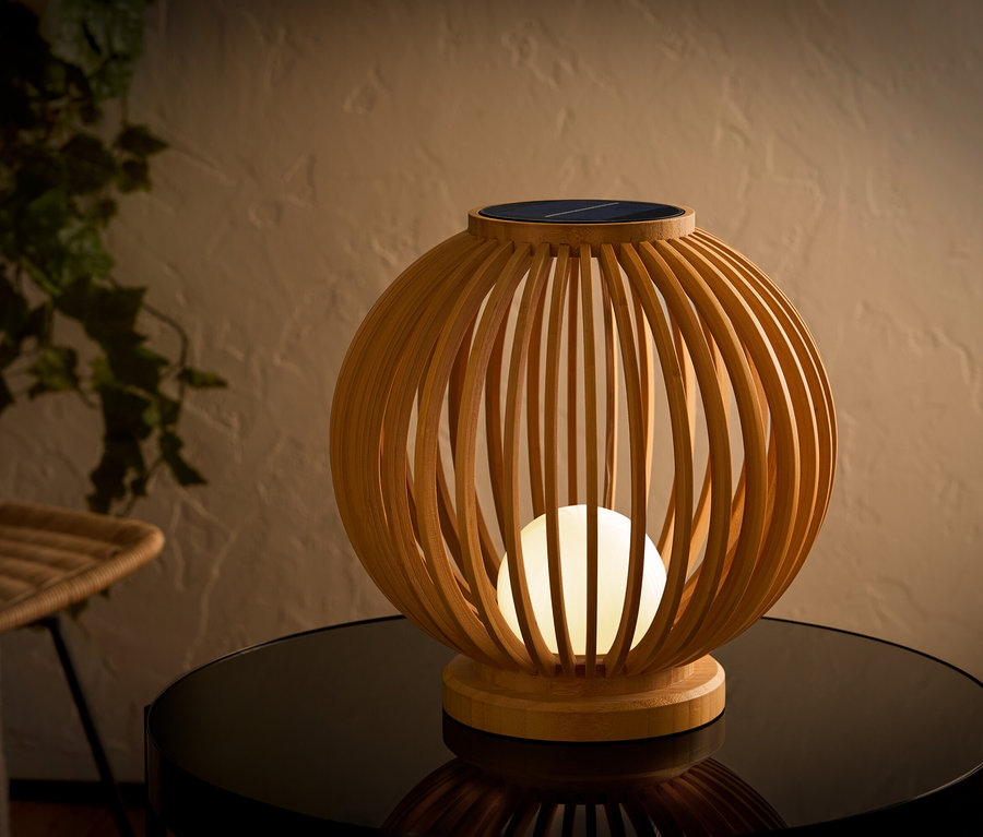 Dekorative Solarleuchte aus Holz auf einem Tisch.