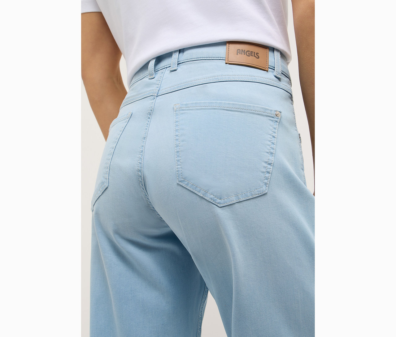 Nahaufnahme der Rückansicht einer Frau, die eine hellblaue Angels Denim »Liz Modern« Wide Leg Jeans trägt.