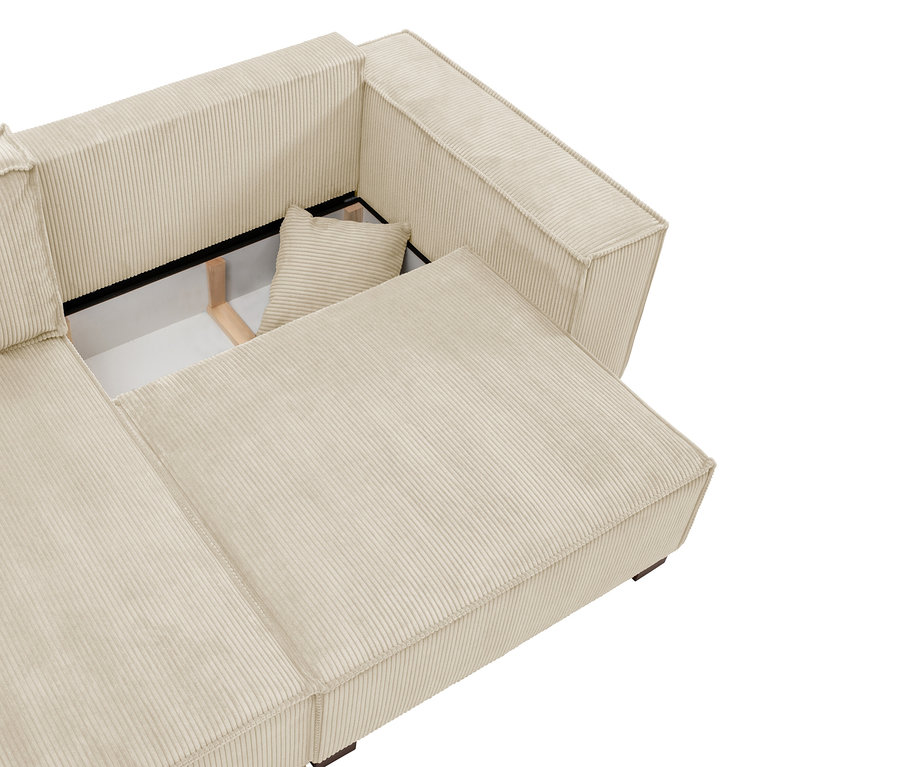 Beige Cord-Eckcouch mit offenem Staufach, in dem ein Kissen liegt.