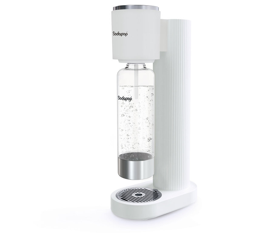 Weißer Sodapop Wassersprudler Cooper Pro mit eingesetzter Flasche steht auf weißem Untergrund.