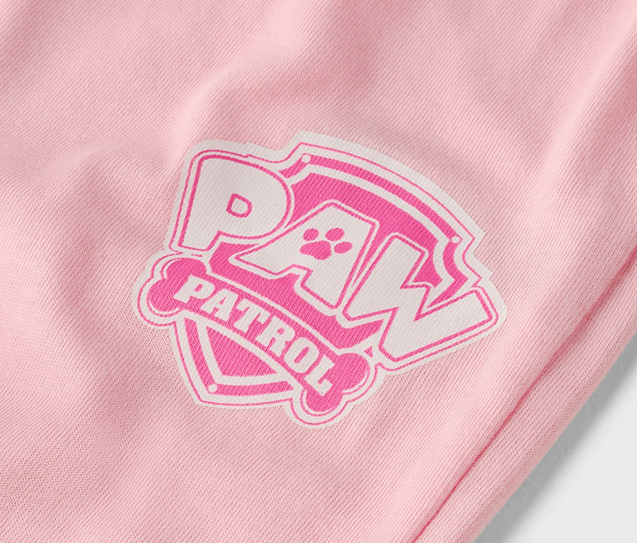 Nahaufnahme eines rosa Kleidungsstücks mit einem weißen und rosa Paw Patrol-Logo.