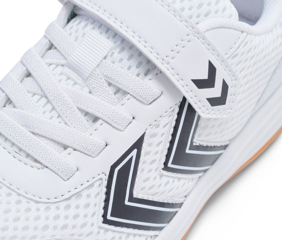 Nahaufnahme eines weißen Hummel-Sportschuhs mit Klettverschluss und Schnürsenkeln.